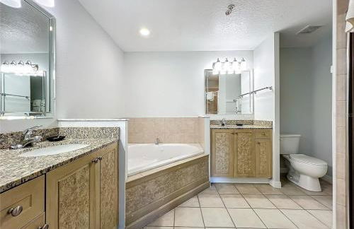 Spacious 3 Bed 3 Bath Luxury Condo 5 min from Disney - Photo 34