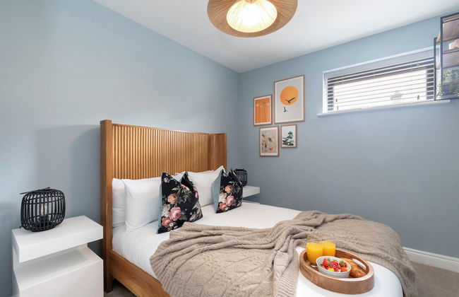 Beautiful 2 Bedroom Apartment With Parking in The Docks - Photo 5