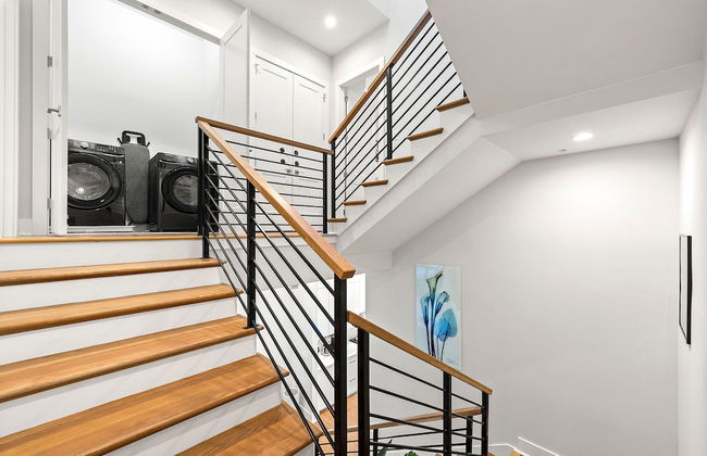 Stylish Midtown Home w Rooftop Views by Silverx - Foto 40