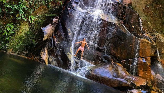 Disfrutando de un baño en la catarata