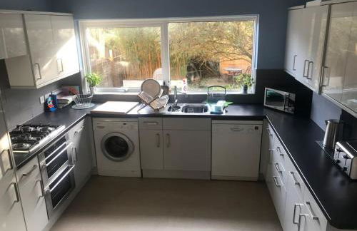 Spacious 5-Bedroom Victorian House Near Sandbanks - Sleeps 14, Parking & Garden - Foto 6