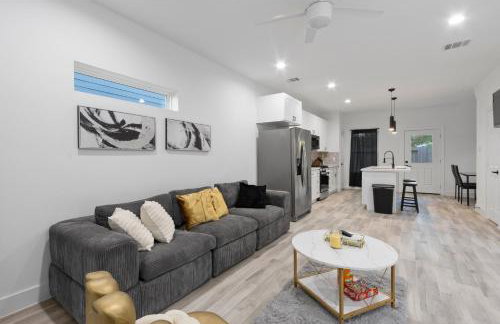 Chic Grey Escape Close to Downtown Fun - Foto 1