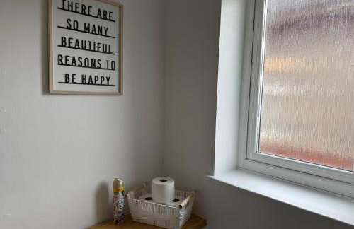 Spacious 3 Bed House Perfect for Contractors & Families with free Wi-fi and Parking - Foto 26