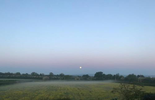 Stunning views, Hot tub, 5 mins to Chester - Photo 16