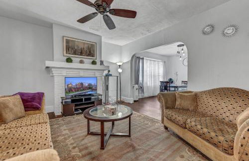 Renovated Main Floor Large 3 Bed House - Photo 18