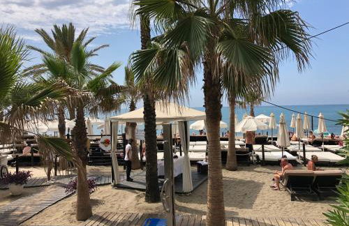 Luxury 3 Bedroom Apartment 300m from the Beach - Photo 41