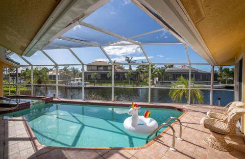 Waterfront Home With Heated Pool/Jacuzzi and only 1mile to beach - Foto 1