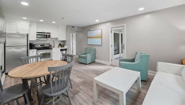 Beautiful PCB Condo w/ Pvt Balcony & Shared Pool - Foto 5, Habitación