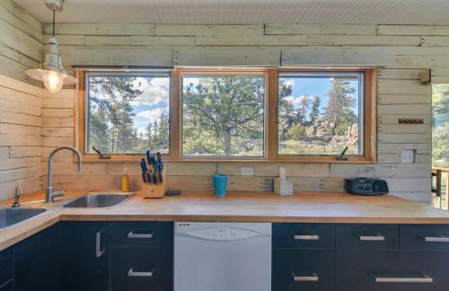 Cozy Red Feather Lakes Retreat with Deck and Yard - Foto 10