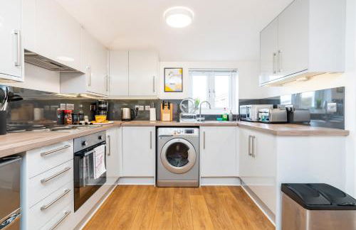 Town Center Apartment with 55” Smart TV+Netflix - Photo 7