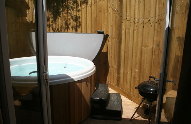 Snow White's House - Farm Park Stay with Hot Tub, BBQ & Fire Pit - Foto 12