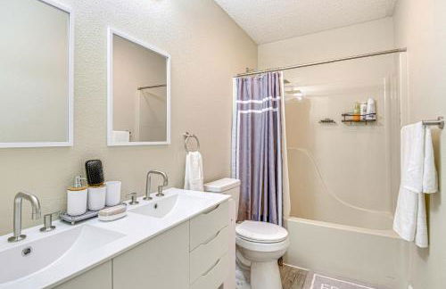 Westfield Home with Furnished Patio 2 Mi to Park St - Foto 13