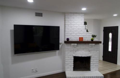 Cozy 3BR Home With Pool, Yard, Garage, and 80 inch TV! - Foto 11