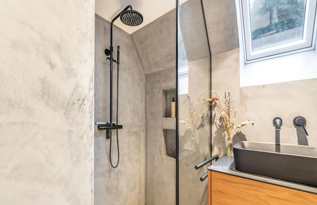 Stylish Holiday Home With Private Garden - Photo 16