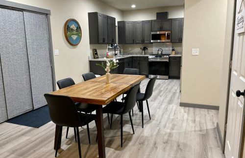 NEW Modern Cabin! 5mi to Mt Rainier National Park! Hot Tub & Wifi - Foto 5