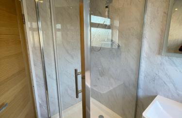 Modern 4-bedroom entire house with Garden - Foto 6