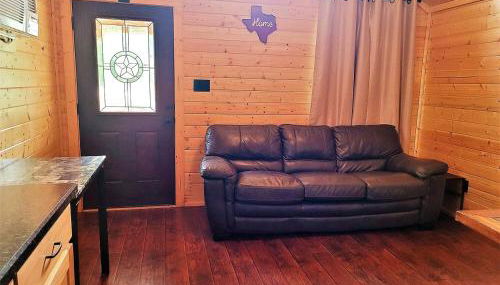 One Bedroom Log Cabin for Family and Pet Friendly Glamping in Pipe Creek, Texas - Foto 2