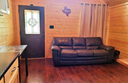 One Bedroom Log Cabin for Family and Pet Friendly Glamping in Pipe Creek, Texas - Foto 2