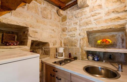 Old Small Stone House - Photo 13