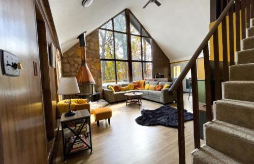 Chalet w Hot Tub Fireplace Grill FirePit & Wifi - Photo 1