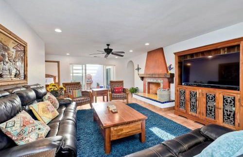 Great Group Retreat! Hacienda Decor, Spacious Floor Plan, Private Backyard - Foto 33