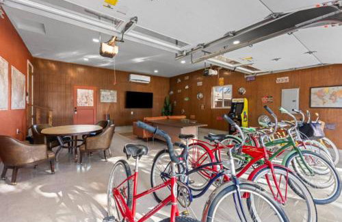 The Aspen is a mid-century modern upstairs unit. - Foto 28