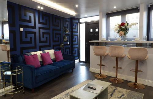 City Convenience, Calm Comfort-- A Stylish One-Bedroom Retreat Just 3 Stops from the Heart of the City - Foto 1