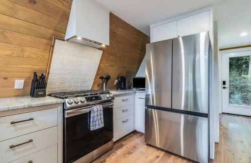 Modern A-Frame Cabin by Rip Van Winkle with Hot Tub - Foto 25