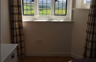 Cosy Arts & Crafts Cottage with stunning views - Photo 8