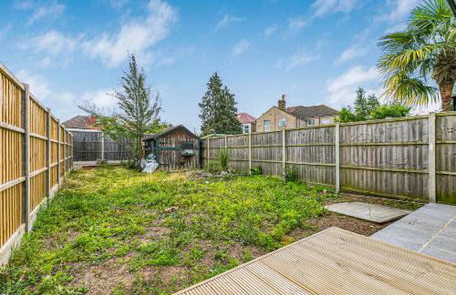 Spacious Detached House with 7 Beds Includes Ping Pong and Pool Table Sleeps 14 Free Parking - Foto 21