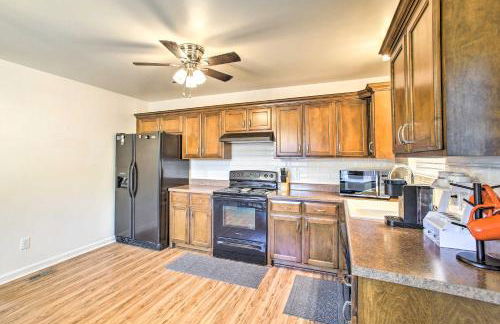 Charming Springfield Escape with Furnished Deck - Foto 10