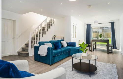 Spacious 4Bed Home, Sleeps 10, Pool Table, Parking, Perfect For Groups - Foto 1