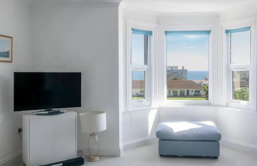 Rooftop Hideaway -Central Coastal Flat - Sea Views - Photo 20