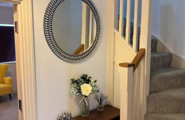 Three-bedroom modern family home by the pond with free parking - Photo 40