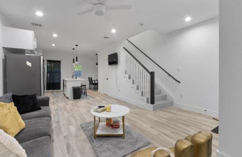 Chic Grey Escape Close to Downtown Fun - Foto 13