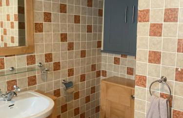 Quaint Cottage main street Llandeilo - Photo 17