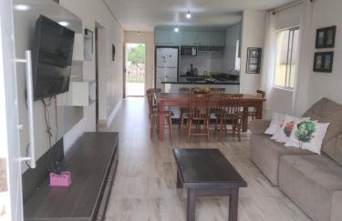 casa 700m da praia, ideal para família, 3 quartos , piscina, ar condicionado, churrasqueira, wi fi, estacionamento, até 10 pessoas, - Foto 2