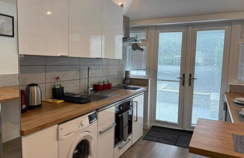 Stylish Detached Studio, Banstead with off street Parking - Photo 8