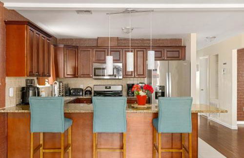 Newark Gem Ruby 3BR, 3BA - Sleeps 14 - Walk to Prudential Center and Newark Penn Station, Near EWR and American Dream Mall, includes Parking - WiFi - Laundry - Backyard - Gym - Foto 8