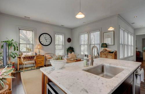 Elegant Sunlit Home with Private Rooftop Oasis - Foto 22