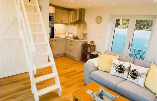 Honey Bee Cottage Tiny House Welshpool - Photo 22