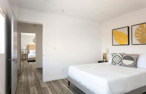 Experience Luxury 4BR Townhouse Sleeps 8 with Parking - Foto 16