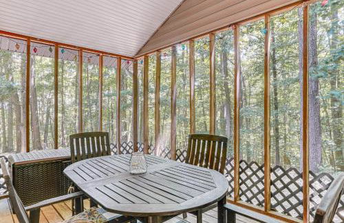 Cabin with Deck and Screened-In Porch in New Market! - Foto 2