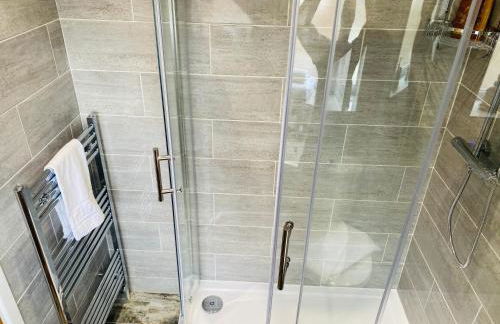 Modern Family Home with Off-Road Parking - Foto 25