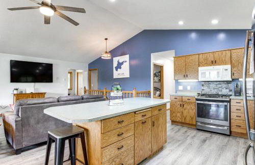 Private Lakefront Cabin with Hot Tub, Deck and Views - Foto 8