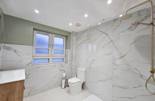 Edinburgh Central 2-bedroom Apartment with Free Parking and Stunning Views - Photo 20