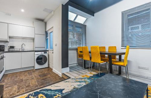 4 Bedroom House in Eccles, Trafford, Manchester - Sleeps 10 - 3 Double Beds - 4 Single Beds - FREE PARKING, Garden & Fast Fibre Wi-Fi - Close to Trafford Centre, MediaCityUK, Salford Quays, and both Old Trafford stadiums - Foto 14