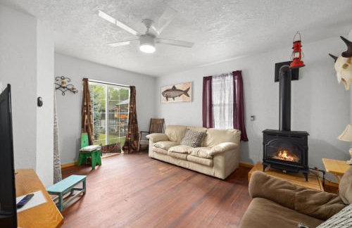 Bo's Rustic Cottage Cozy and Charming with Hot Tub and Fenced Yard - Foto 2