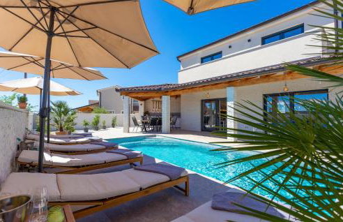 4 Bedroom Cozy Home In Marcana - Foto 1