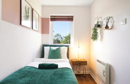 Bright 2BR Aylesbury Home, Sleeps 4, Parking, Work, Leisure, Friendly - Foto 12